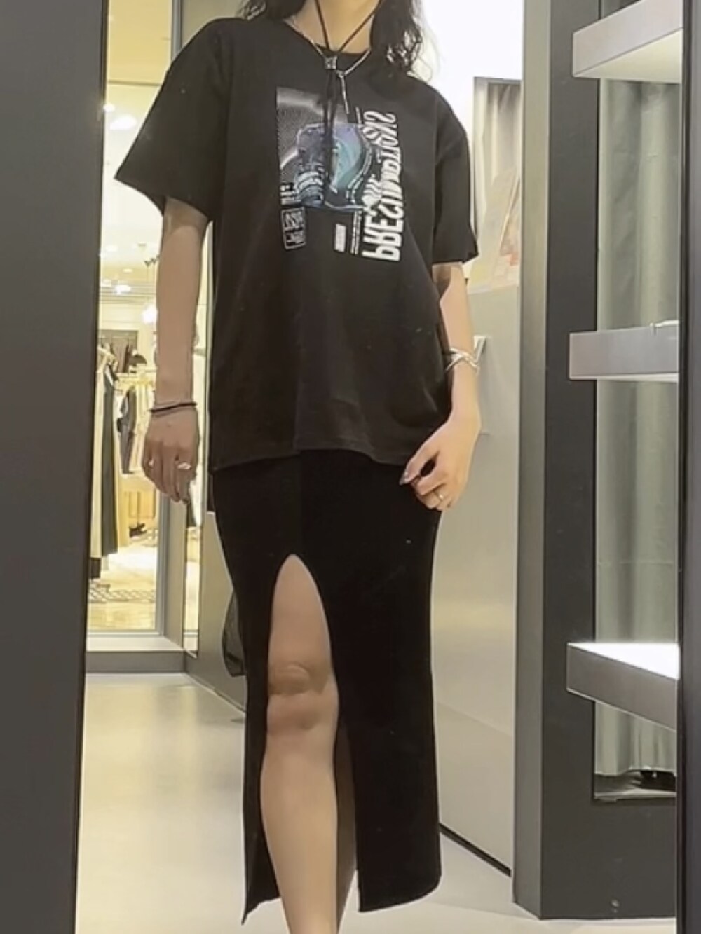 ブラック系のTシャツ/カットソー、ブラック系のワンピース、ブラック系のサンダルを着用したレディースの夏コーディネートの3枚目の写真