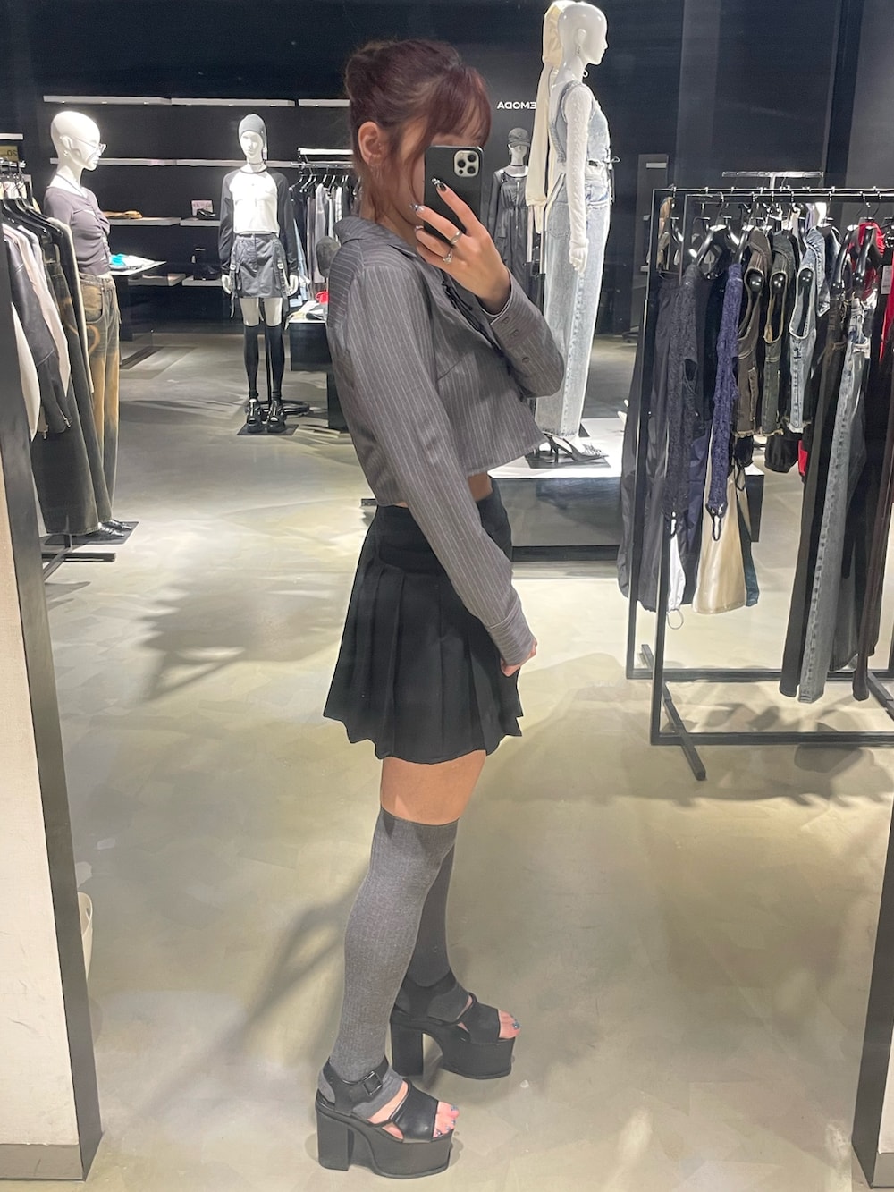 グレー系のシャツ/ブラウス、ブラック系のスカート、ブラック系のサンダルを着用したレディースの春コーディネートの2枚目の写真