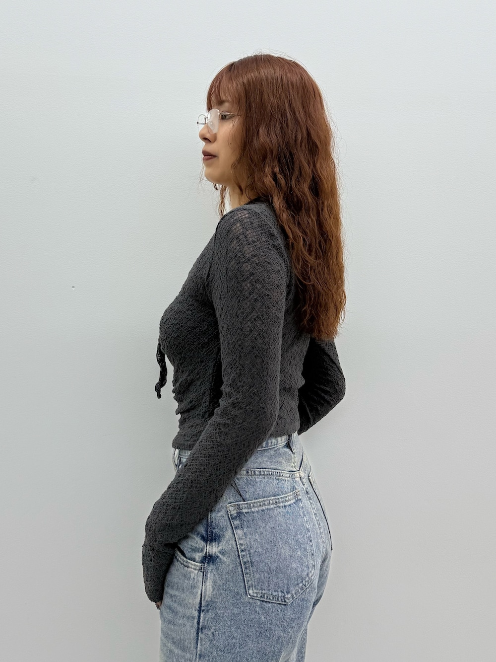 グレー系のTシャツ/カットソー、ブルー系のデニムパンツ、ブラック系のサンダルを着用したレディースの夏コーディネートの5枚目の写真