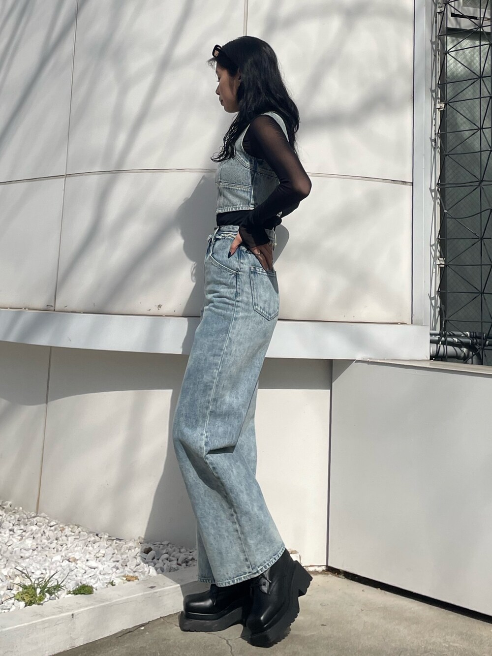 ブラック系のTシャツ/カットソー、ブルー系のキャミソール、ブルー系のデニムパンツを着用したレディースの春コーディネートの2枚目の写真