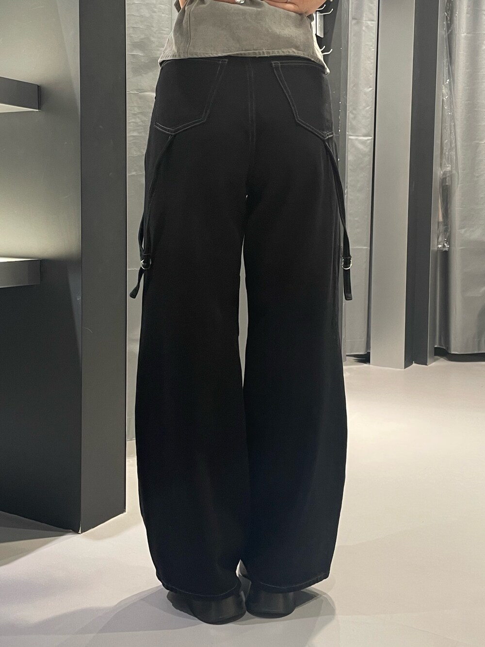 ブラック系のTシャツ/カットソー、グレー系のキャミソール、ブラック系のデニムパンツを着用したレディースの夏コーディネートの9枚目の写真