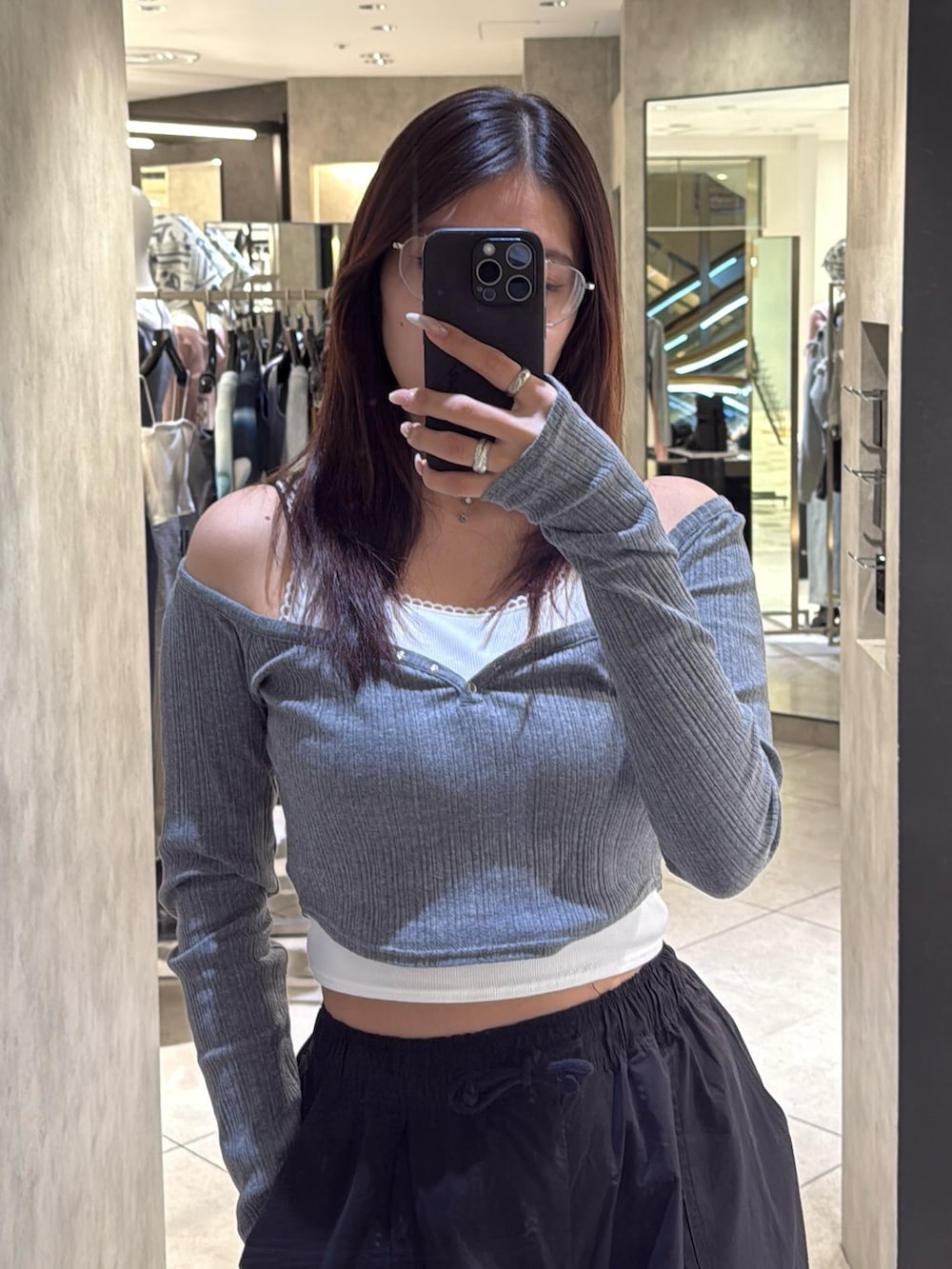 グレー系のTシャツ/カットソー、ブラック系のその他パンツ、ブラック系のスニーカーを着用したレディースの春コーディネートの4枚目の写真