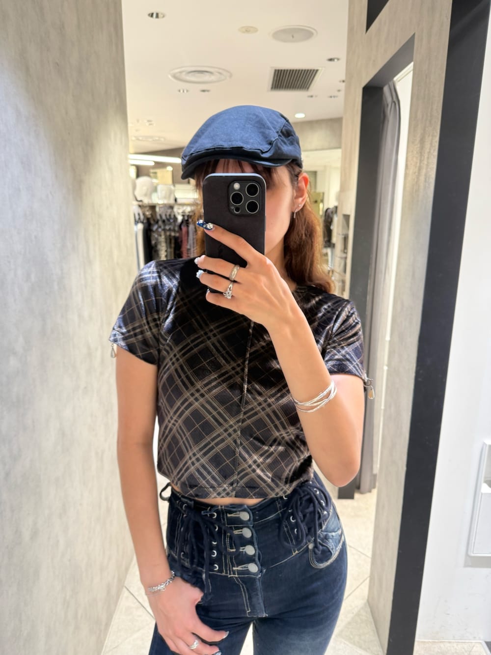 その他のTシャツ/カットソー、ブルー系のデニムパンツ、ブラック系のブーツを着用したレディースの秋コーディネートの4枚目の写真