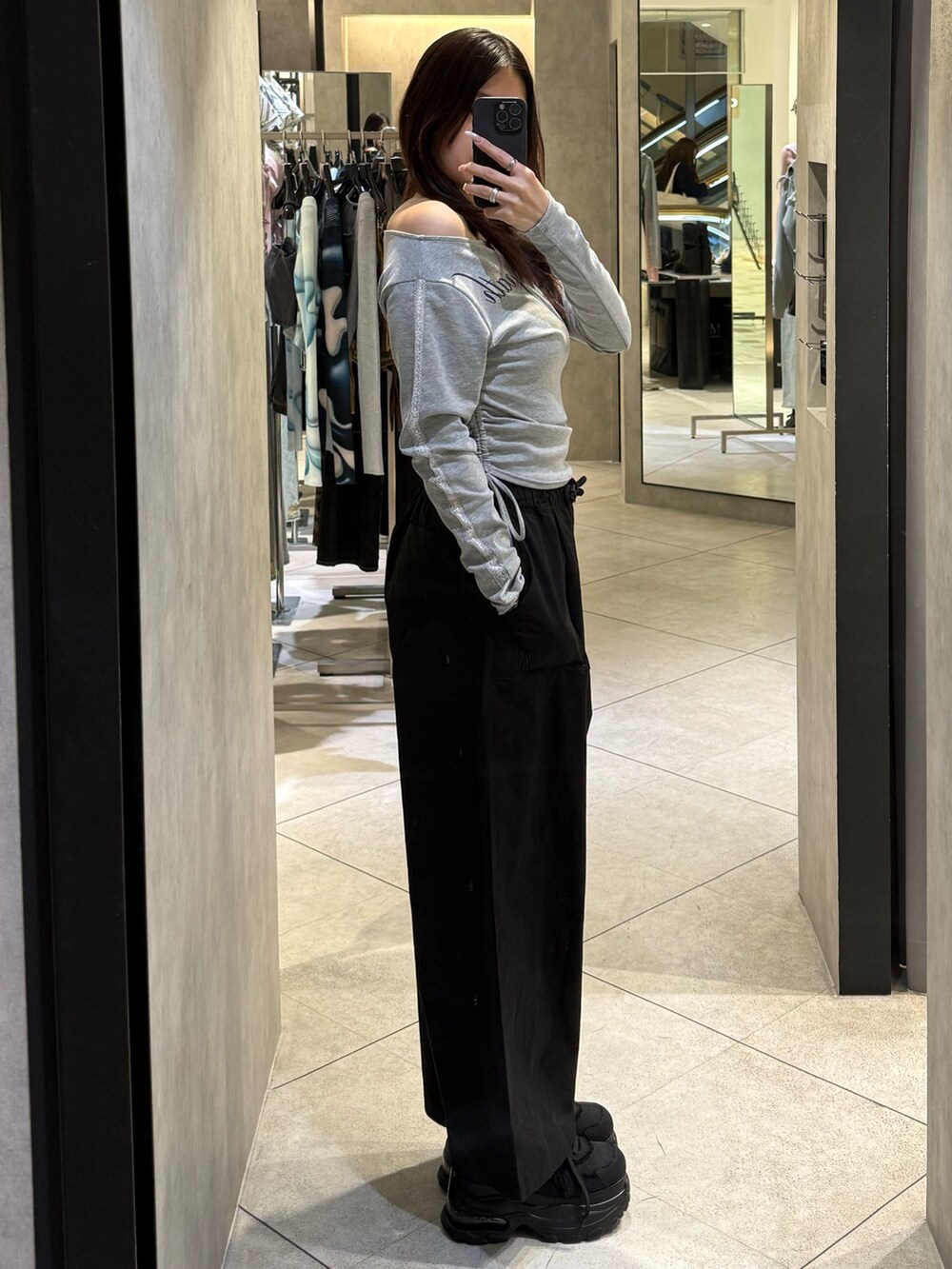 グレー系のTシャツ/カットソー、ブラック系のその他パンツ、ブラック系のスニーカーを着用したレディースの春コーディネートの2枚目の写真