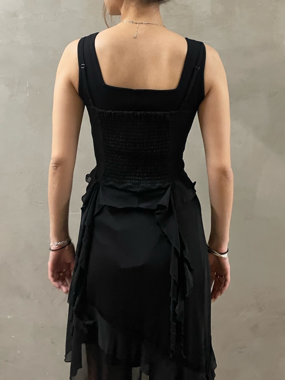 ブラック系のTシャツ/カットソー、ブラック系のニット/セーター、ブラック系のスカートを着用したレディースの春コーディネートの6枚目の写真