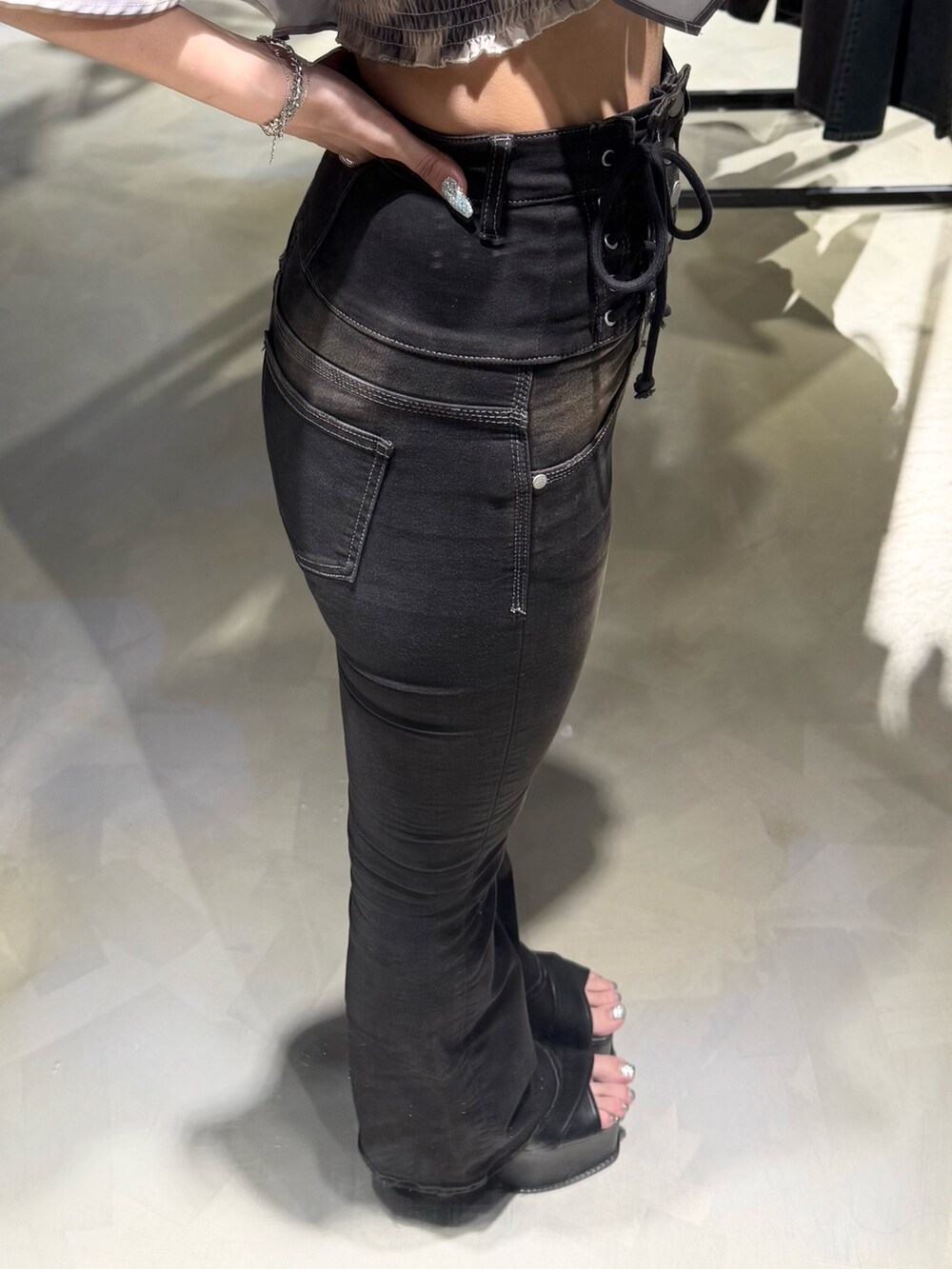 ベージュ系のTシャツ/カットソー、ブラック系のデニムパンツ、ブラック系のサンダルを着用したレディースの夏コーディネートの7枚目の写真