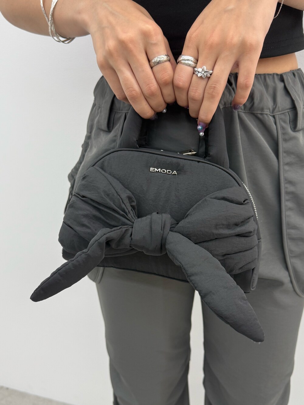 ブラック系のTシャツ/カットソー、グレー系のその他パンツ、ブラック系のハンドバッグを着用したレディースの夏コーディネートの10枚目の写真