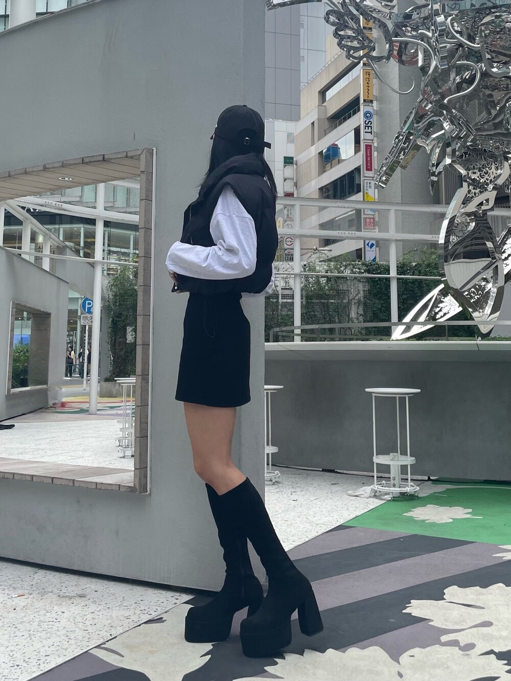 ブラック系のスカート、その他のブーツ、グレー系のTシャツ/カットソーを着用したレディースの秋コーディネートの2枚目の写真