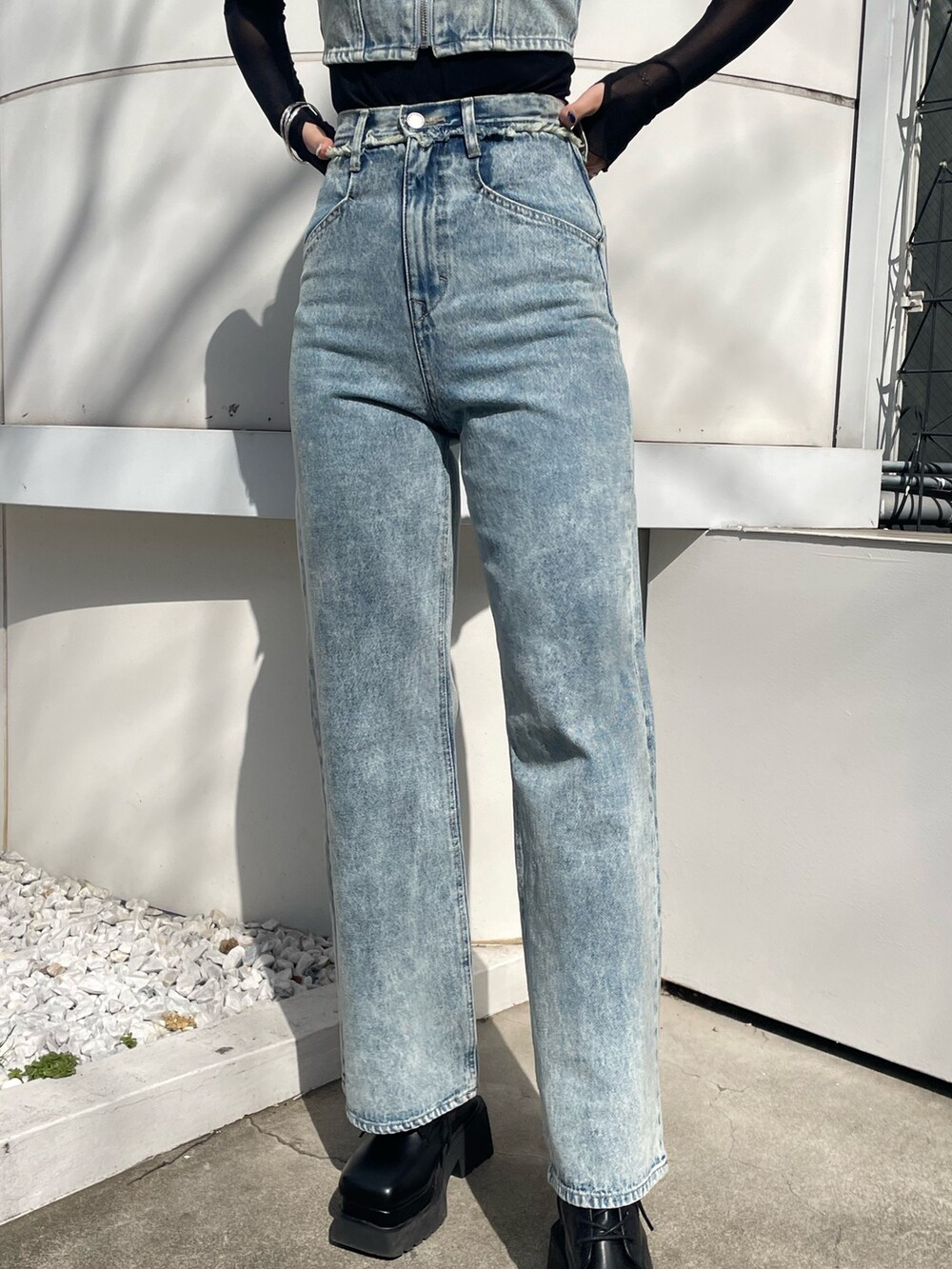 ブラック系のTシャツ/カットソー、ブルー系のキャミソール、ブルー系のデニムパンツを着用したレディースの春コーディネートの7枚目の写真