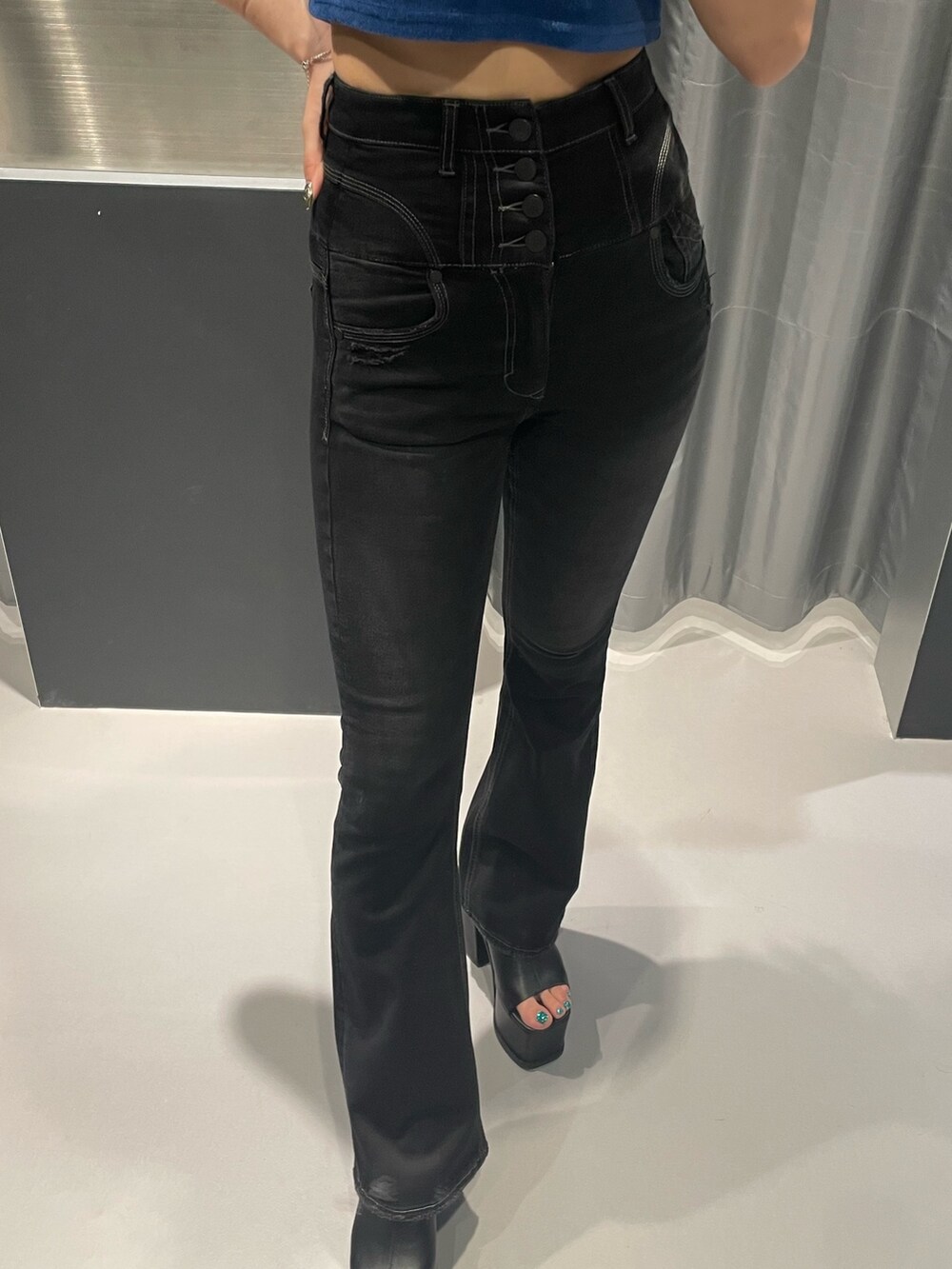 ブラック系のデニムパンツ、ブラック系のサンダル、ブルー系のTシャツ/カットソーを着用したレディースの夏コーディネートの7枚目の写真