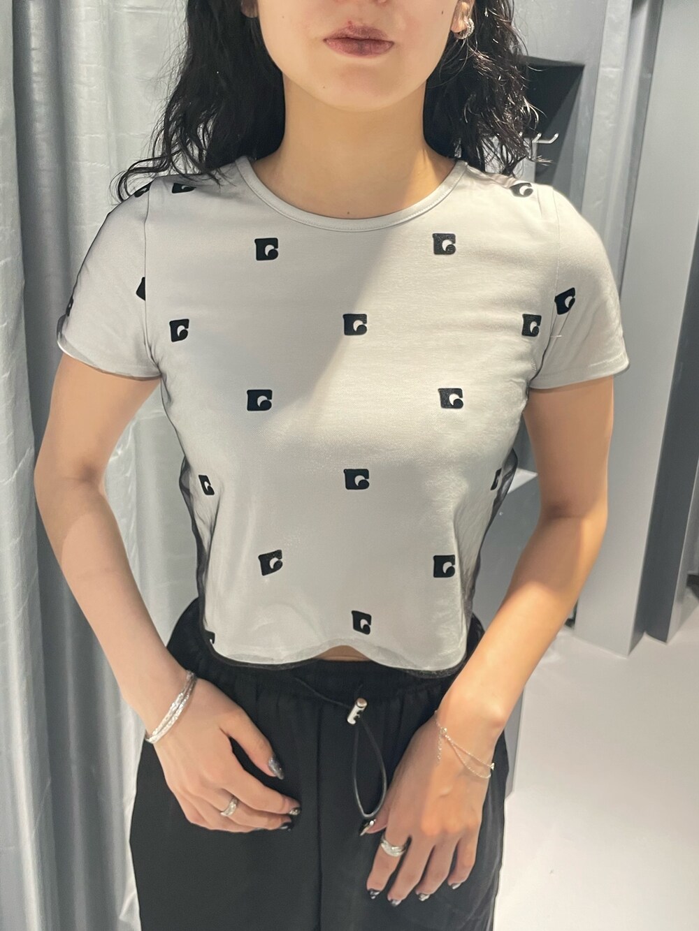 ホワイト系のTシャツ/カットソー、ブラック系のその他パンツ、ブラック系のサンダルを着用したレディースの春コーディネートの4枚目の写真