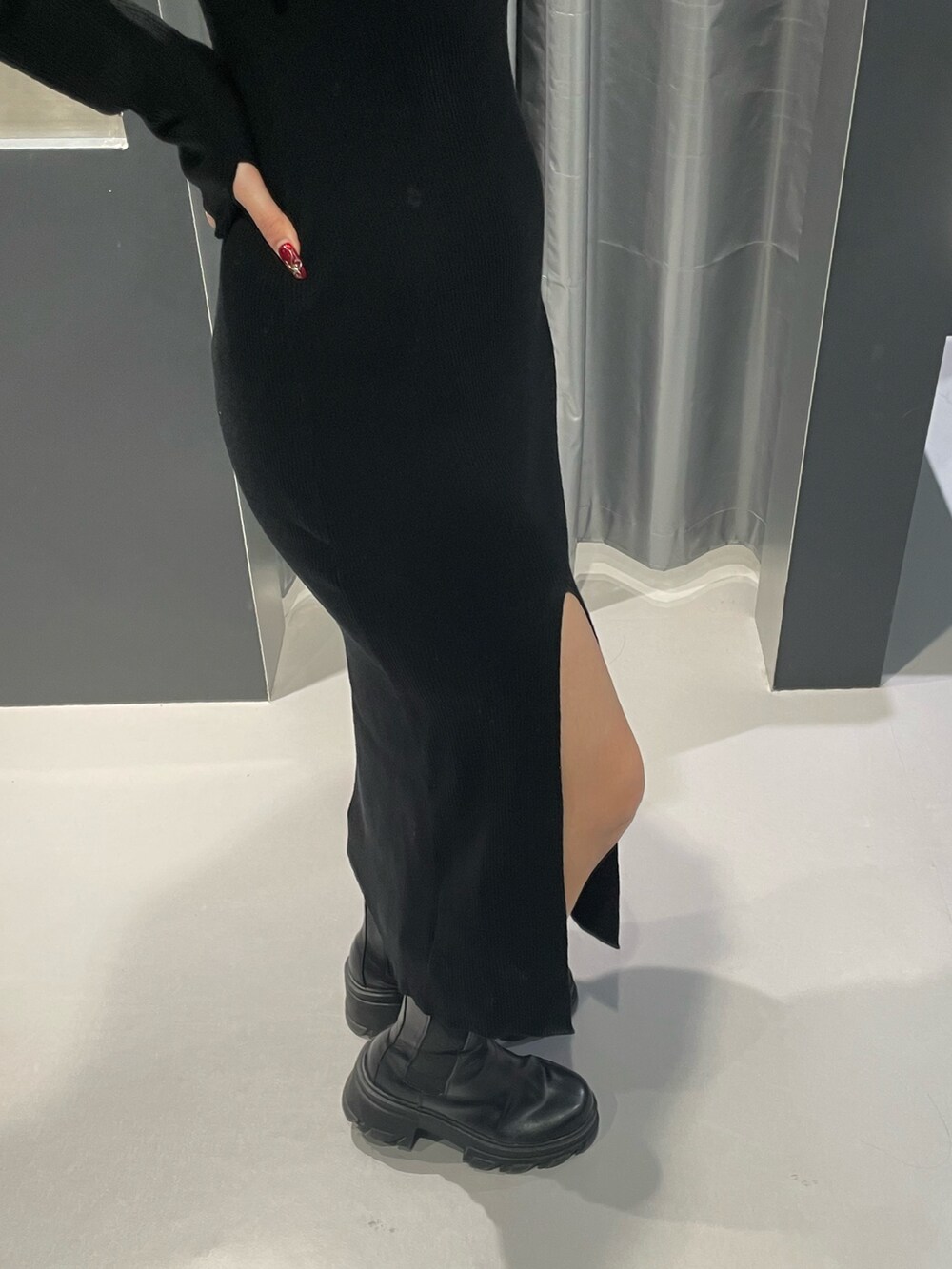 ブラック系のワンピース、ブラック系のブーツ、その他のサングラスを着用したレディースの秋コーディネートの7枚目の写真