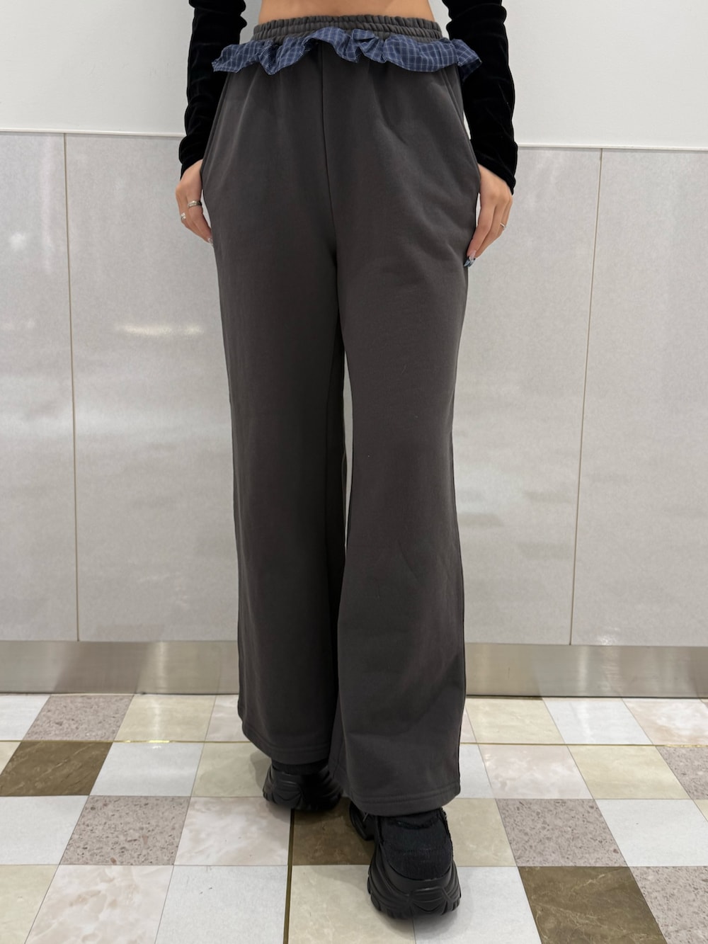 ブラック系のニット/セーター、グレー系のスウェットパンツ、ブラック系のスニーカーを着用したレディースの冬コーディネートの5枚目の写真