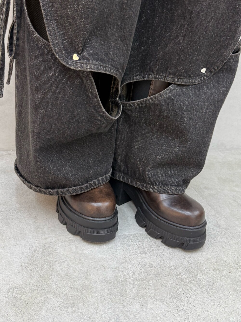 ブラウン系のシャツ/ブラウス、ブラック系のデニムパンツ、ブラウン系のブーツを着用したレディースの夏コーディネートの6枚目の写真