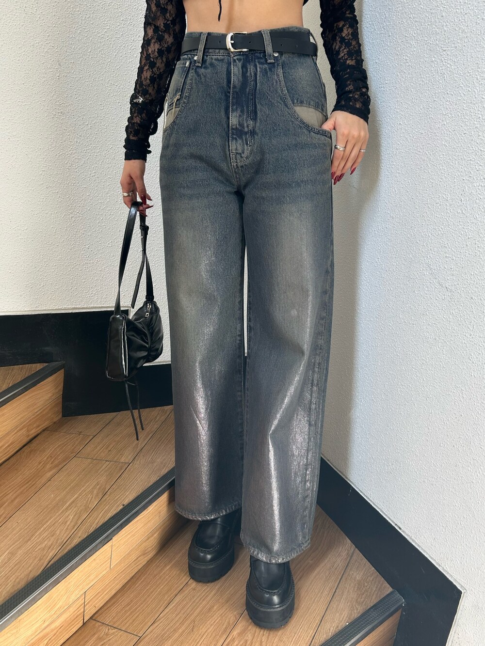 グレー系のカーディガン/ボレロ、ブルー系のデニムパンツ、ブラック系のショルダーバッグを着用したレディースの秋コーディネートの7枚目の写真