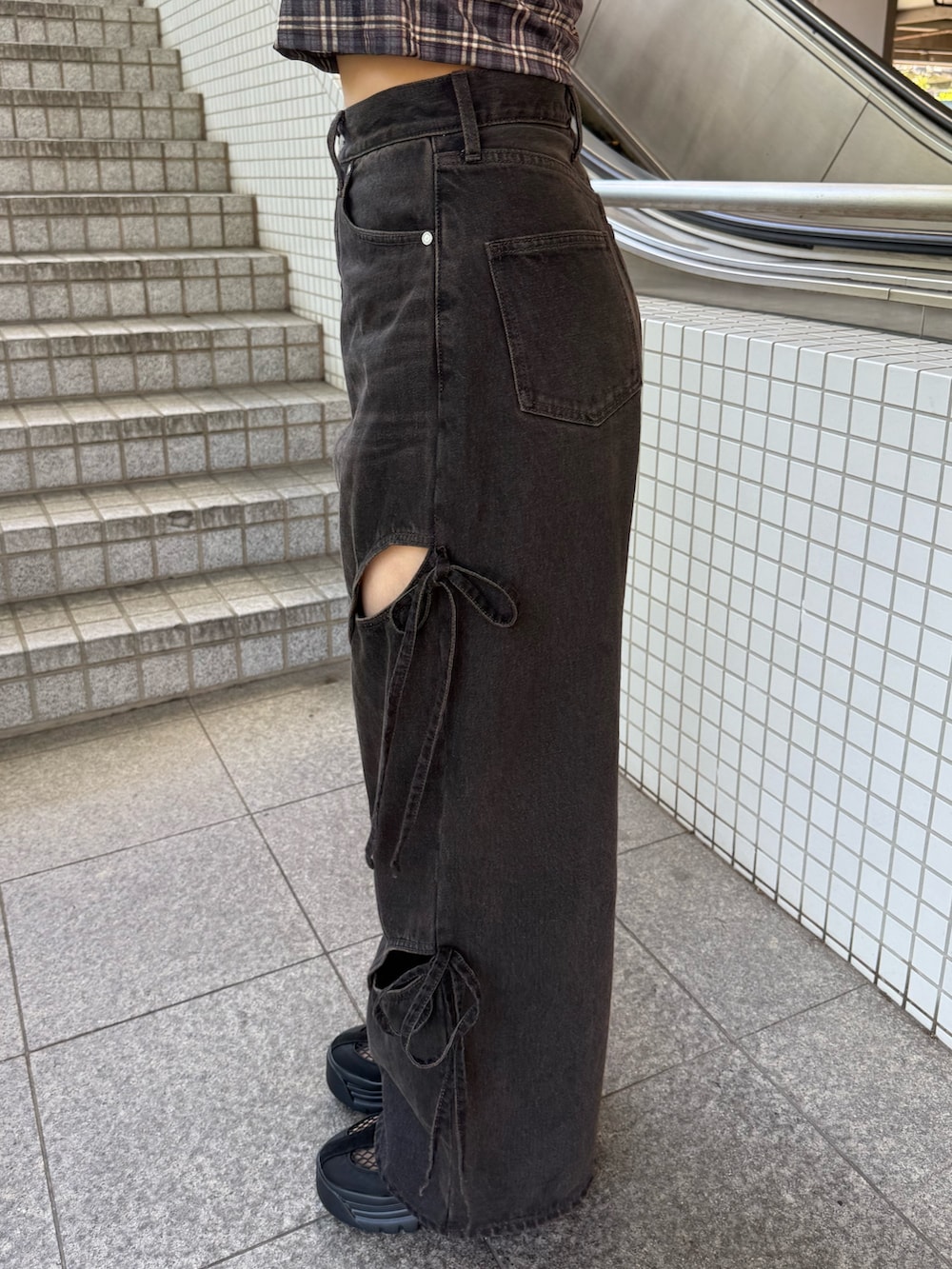 ブラウン系のタンクトップ、ブラック系のハンドバッグ、ブラック系のデニムパンツを着用したレディースの夏コーディネートの8枚目の写真