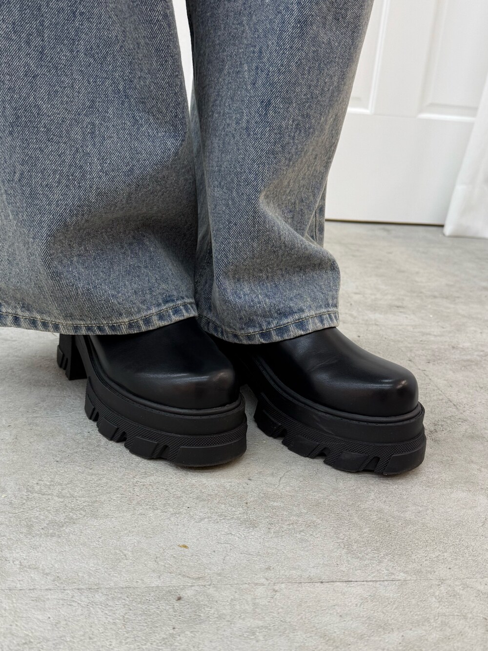 ホワイト系のTシャツ/カットソー、ブルー系のデニムパンツ、ブラック系のハンドバッグを着用したレディースの夏コーディネートの7枚目の写真