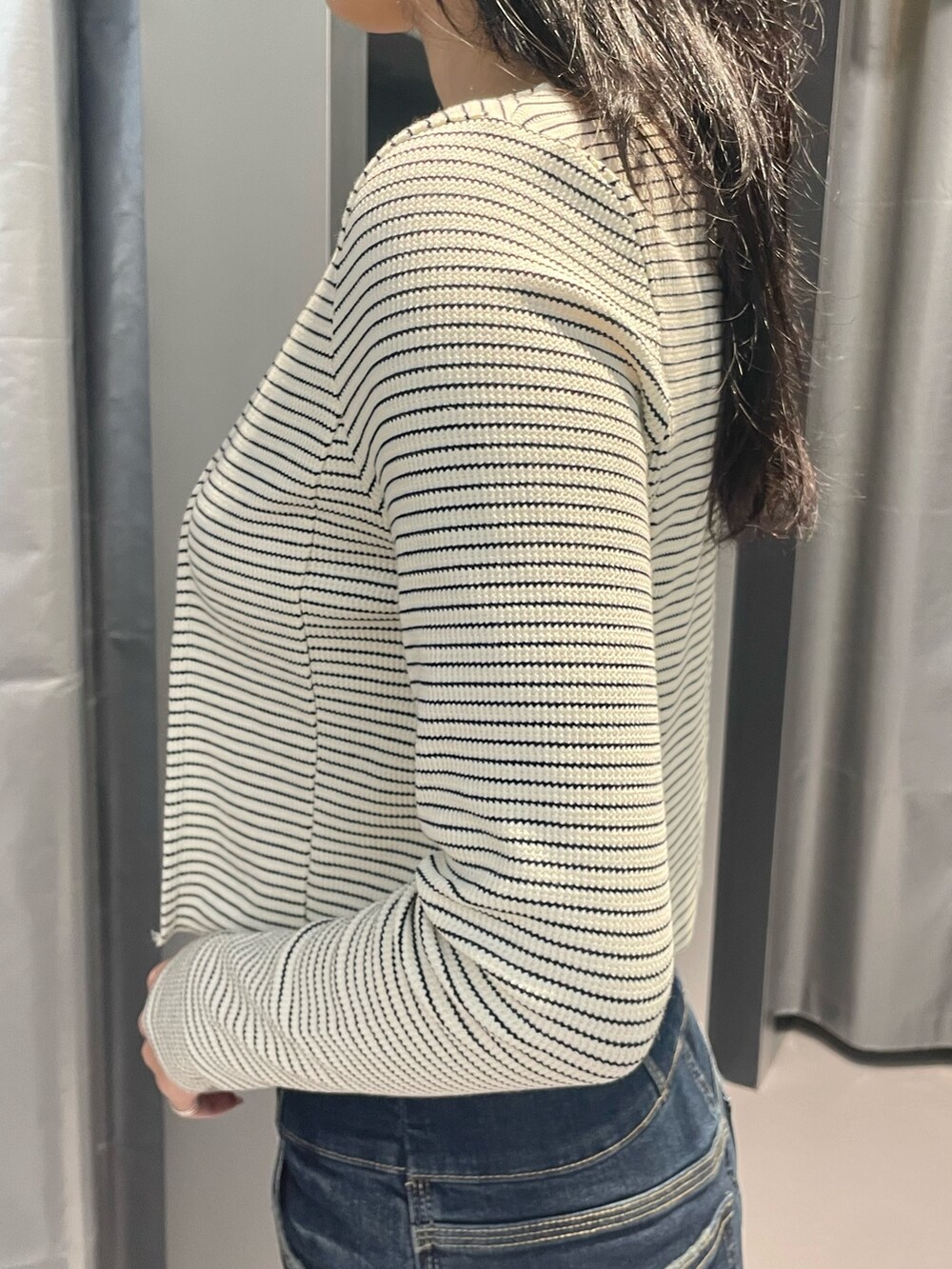 その他のTシャツ/カットソー、ブルー系のデニムパンツ、ブラック系のサンダルを着用したレディースの春コーディネートの5枚目の写真