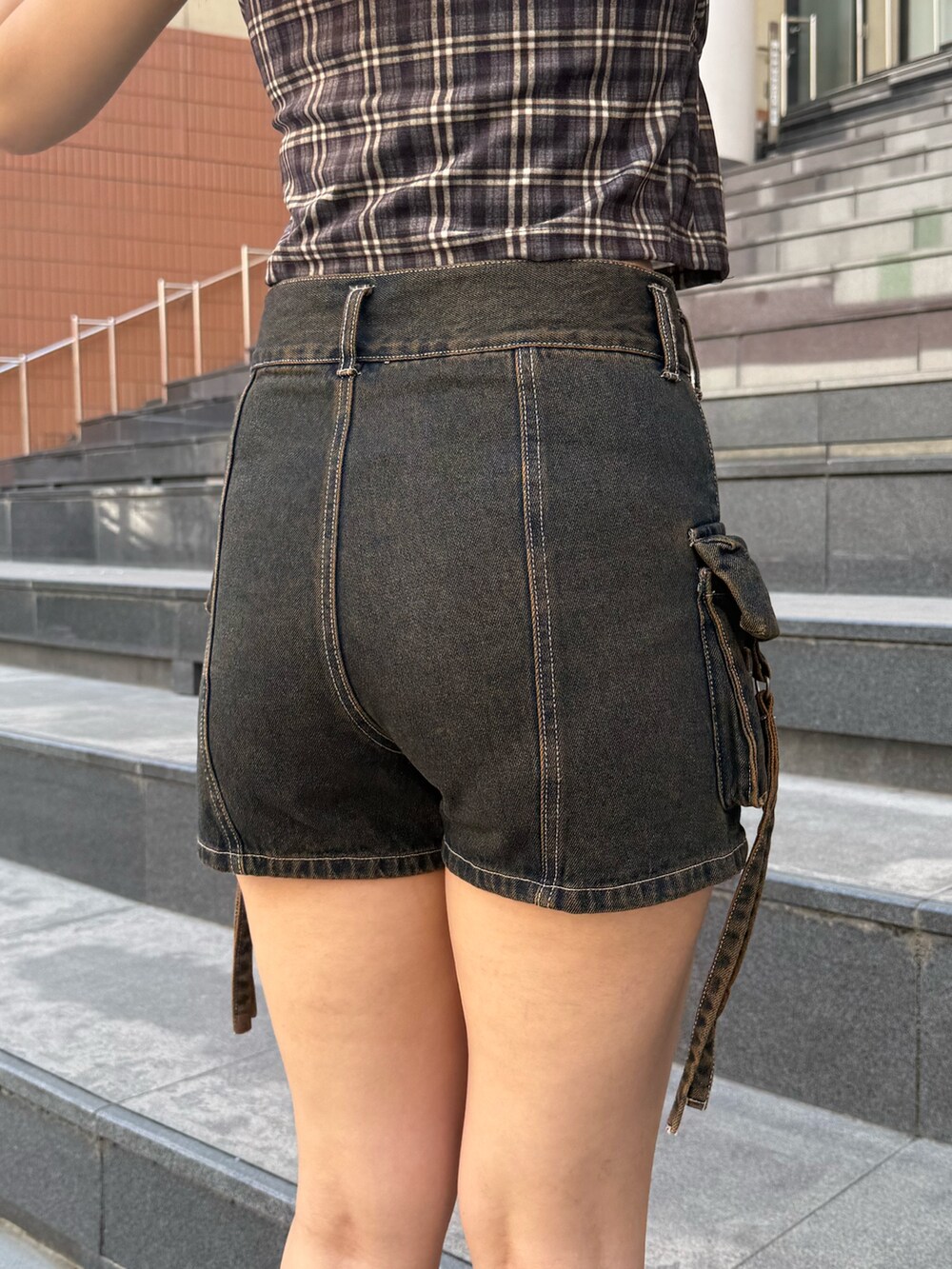 ブラウン系のタンクトップ、ブルー系のその他パンツ、ブラック系のサンダルを着用したレディースの夏コーディネートの9枚目の写真