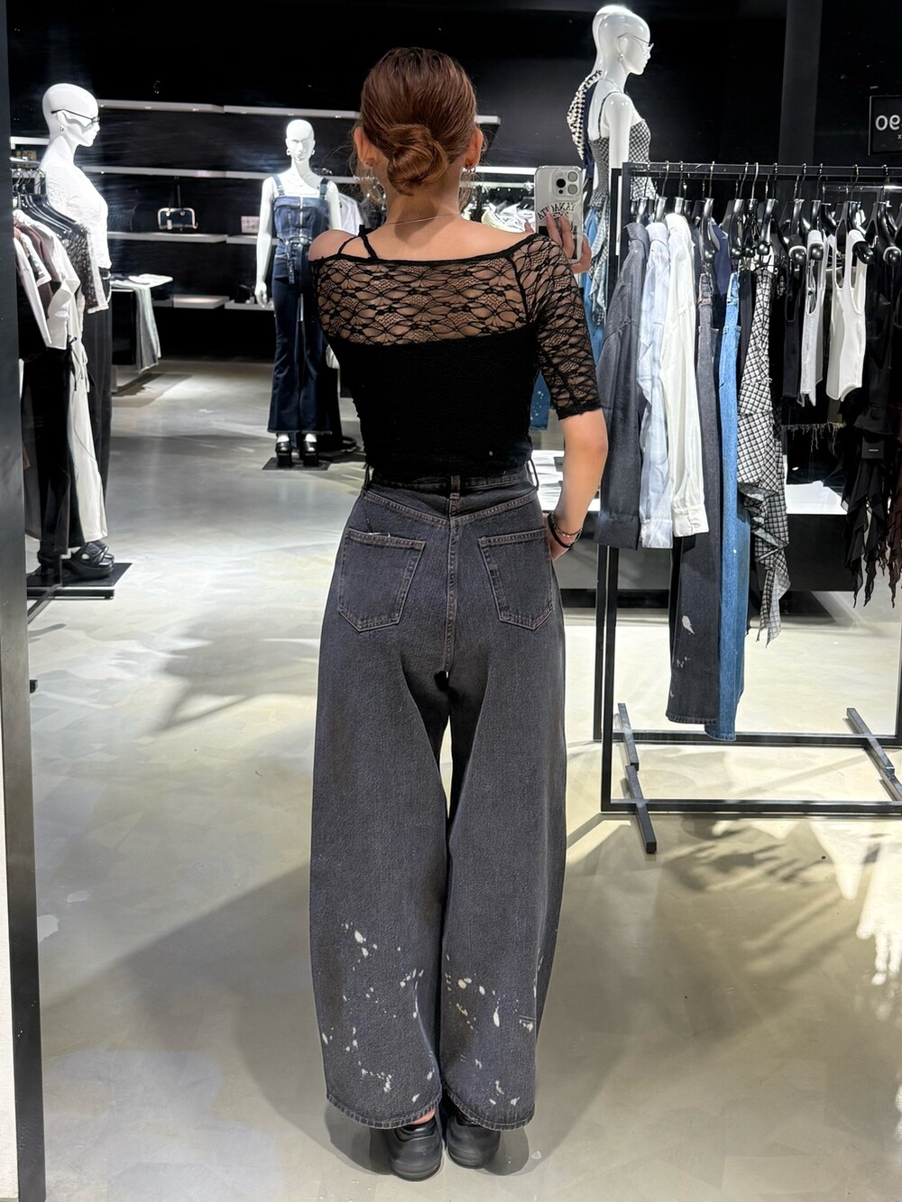 ブラック系のTシャツ/カットソー、ブラック系のデニムパンツ、ブラック系のサンダルを着用したレディースの夏コーディネートの3枚目の写真