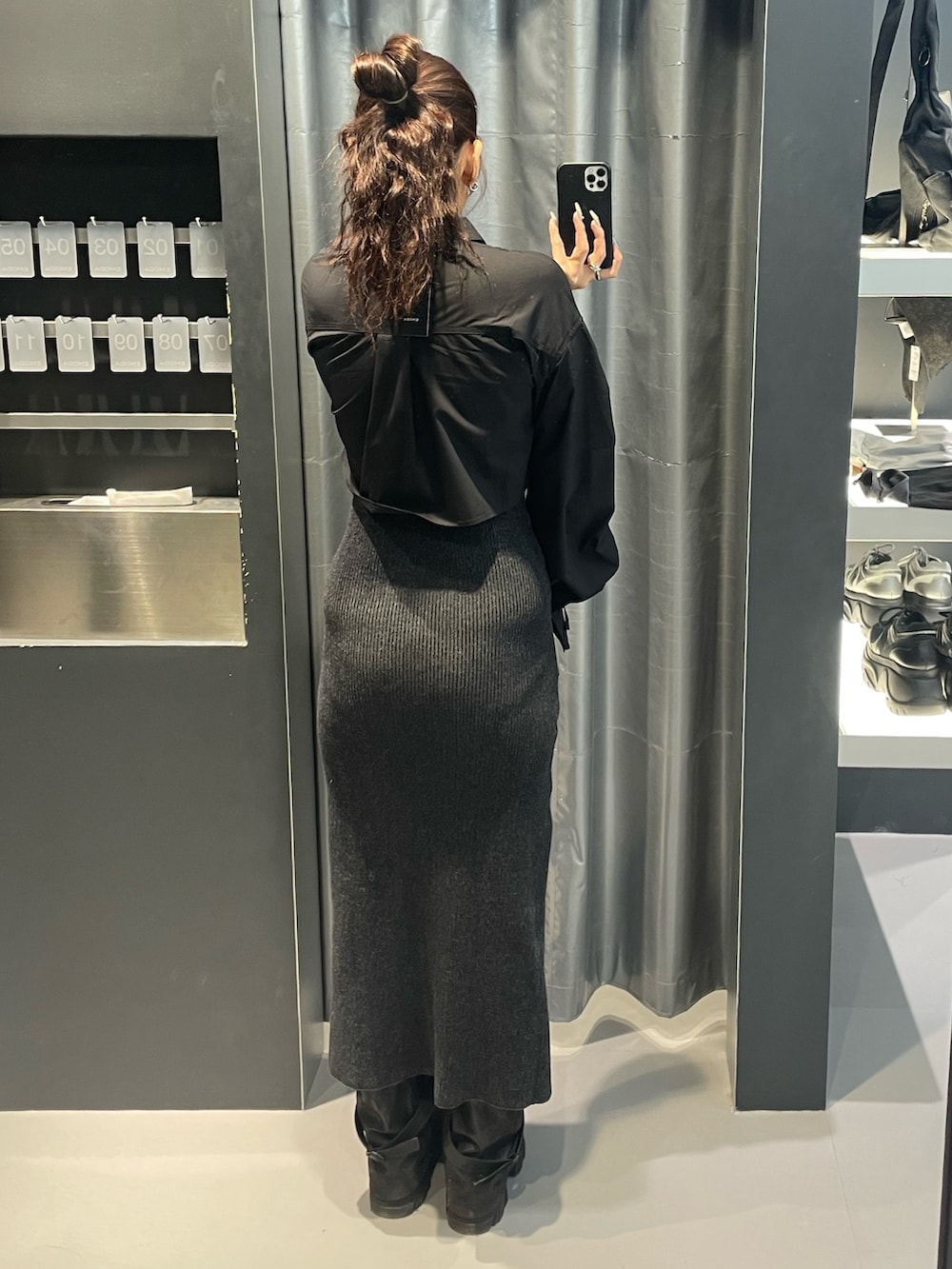 「EMODA、ブラックコーデ、ブラック、高身長コーデ、骨格ストレート、着回しコーデ、ワンピース、ワンピーススタイル、シャツコーデ、シャツスタイル、春コーデ、厚底ブーツ、ミドルブーツ、高身長女子、モードカジュアル」｜「EMODAのストリングリボンショートシャツ（シャツ/ブラウス、ブラック系）」を使った、菅谷レイナさん（レディース・168cm）の春コーディネートの3枚目の写真