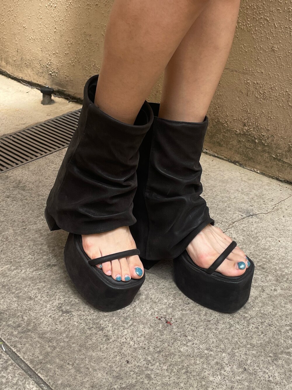 ブルー系のTシャツ/カットソー、グレー系のスカート、ブラック系のサンダルを着用したレディースの春コーディネートの8枚目の写真