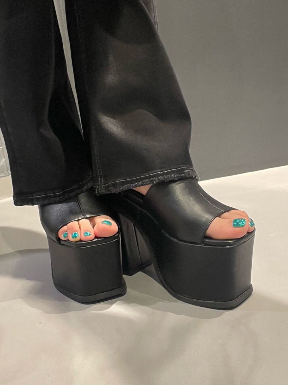 ベージュ系のTシャツ/カットソー、ブラック系のスカート、ブラック系のサンダルを着用したレディースの夏コーディネートの9枚目の写真