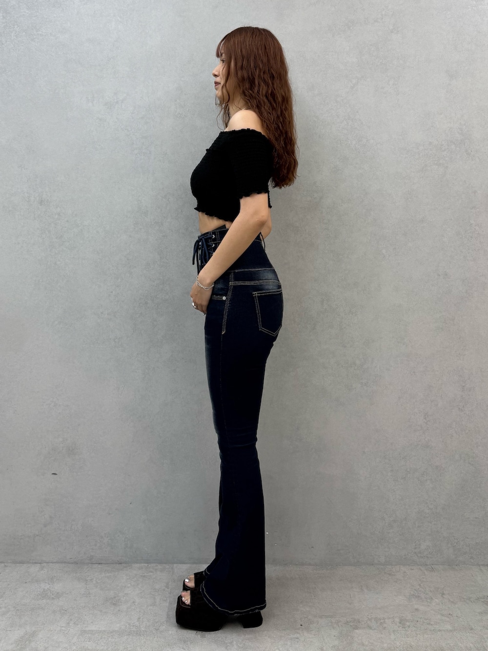 「EMODA、夏コーデ、デニム、デニムコーデ、デニムパンツ、フレアデニム、高身長女子、高身長コーデ、骨格ストレート、オフショル、厚底サンダル、サンダル、サンダルコーデ、レオパード、厚底シューズ」｜「EMODAのユニークチェーンネックレス（ネックレス、シルバー系）」を使った、菅谷レイナさん（骨格ストレート・レディース・168cm）の夏コーディネートの2枚目の写真