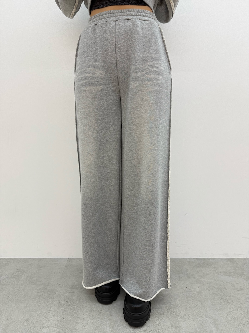 グレー系のパーカー、ブラック系のキャミソール、グレー系のスウェットパンツを着用したレディースの夏コーディネートの5枚目の写真