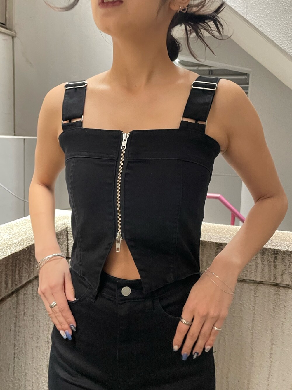 ベージュ系のシャツ/ブラウス、ブラック系のサロペット/オーバーオール、ブラック系のサンダルを着用したレディースの春コーディネートの8枚目の写真