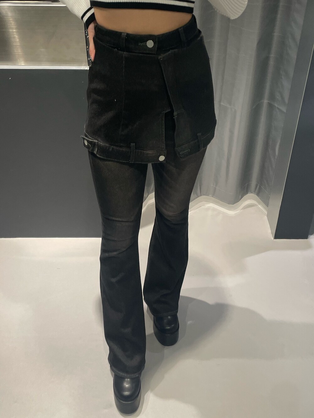 その他のTシャツ/カットソー、ブラック系のデニムパンツ、ブラック系のブーツを着用したレディースの秋コーディネートの7枚目の写真