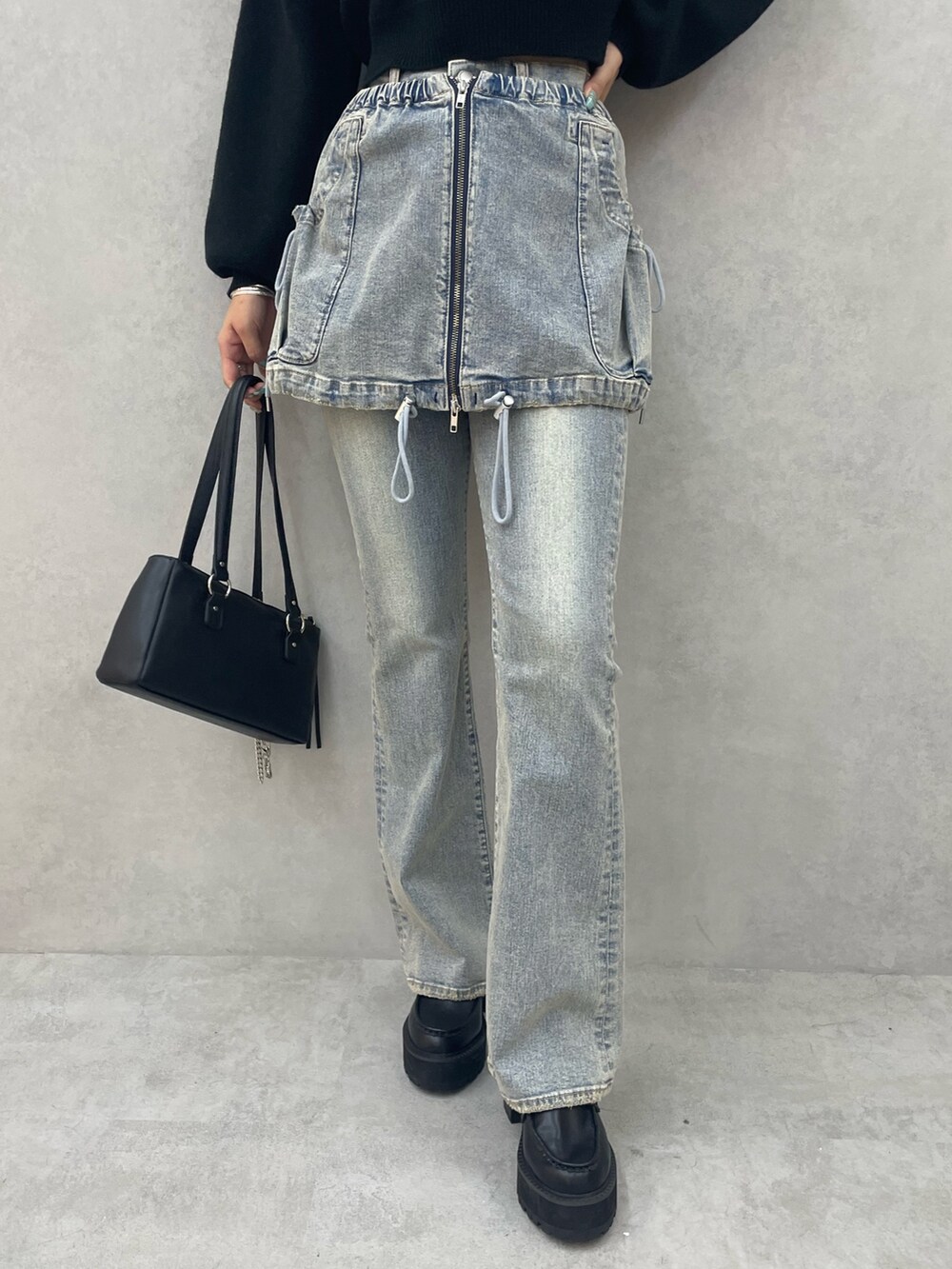 ホワイト系のシャツ/ブラウス、ブルー系のデニムパンツ、ブラック系のショルダーバッグを着用したレディースの夏コーディネートの7枚目の写真