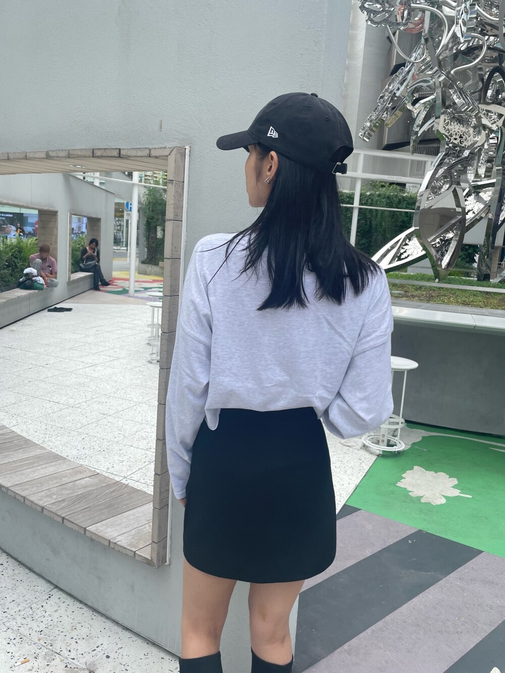 ブラック系のスカート、その他のブーツ、グレー系のTシャツ/カットソーを着用したレディースの秋コーディネートの6枚目の写真