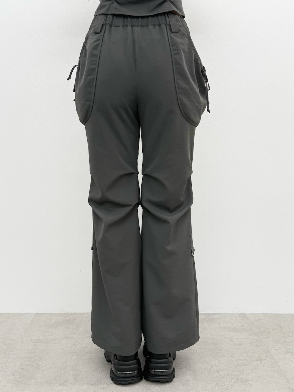 ブラック系のTシャツ/カットソー、グレー系のその他パンツ、ブラック系のハンドバッグを着用したレディースの夏コーディネートの9枚目の写真