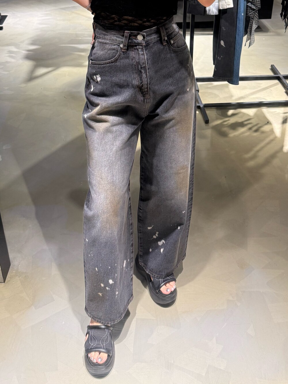 ブラック系のTシャツ/カットソー、ブラック系のデニムパンツ、ブラック系のサンダルを着用したレディースの夏コーディネートの6枚目の写真