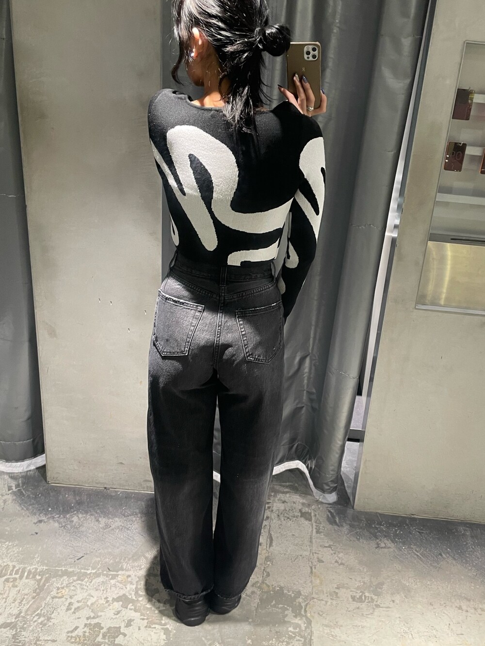 その他のニット/セーター、ブラック系のキャミソール、ブラック系のデニムパンツを着用したレディースの春コーディネートの3枚目の写真