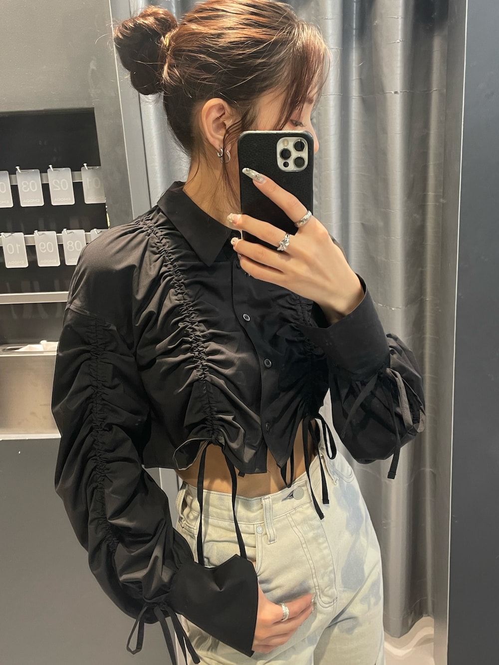 ブラック系のシャツ/ブラウス、ホワイト系のデニムパンツ、ブラック系のブーツを着用したレディースの春コーディネートの4枚目の写真