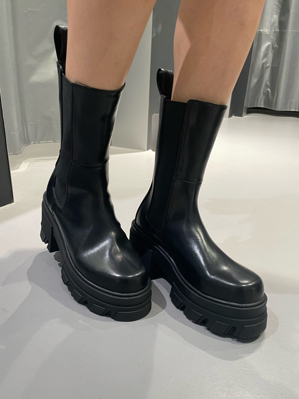 ブラック系のニット/セーター、グレー系のその他アウター、ブルー系のデニムパンツを着用したレディースの冬コーディネートの9枚目の写真