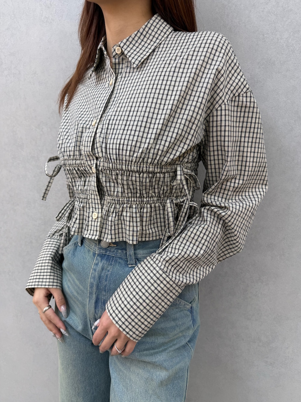 その他のシャツ/ブラウス、ブルー系のデニムパンツ、ブラック系のスニーカーを着用したレディースの冬コーディネートの4枚目の写真