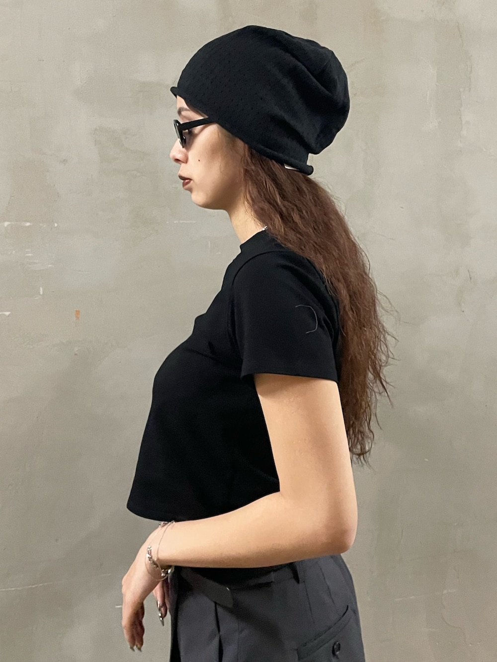 ブラック系のTシャツ/カットソー、グレー系のその他パンツ、ブラック系のスニーカーを着用したレディースの春コーディネートの5枚目の写真