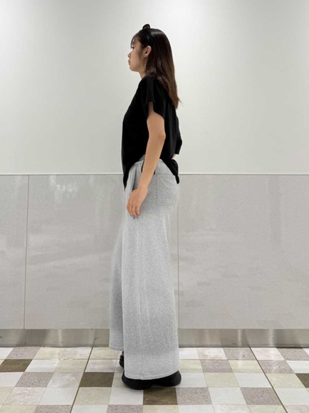 ブラック系のサンダル、グレー系のスウェットパンツ、ブラック系のTシャツ/カットソーを着用したレディースの夏コーディネートの2枚目の写真
