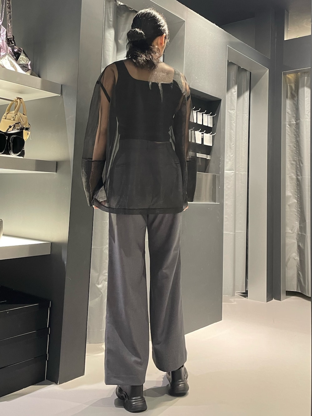 ブラック系のタンクトップ、ブラック系のTシャツ/カットソー、グレー系のその他パンツを着用したレディースの春コーディネートの3枚目の写真