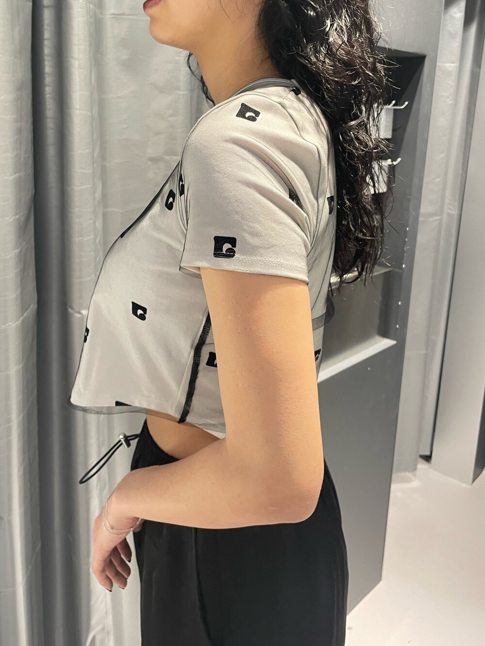 ホワイト系のTシャツ/カットソー、ブラック系のその他パンツ、ブラック系のサンダルを着用したレディースの春コーディネートの5枚目の写真