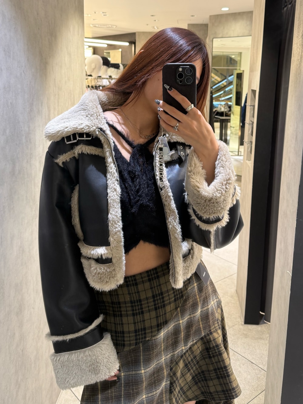 ブラック系のブーツ、グリーン系のスカート、その他のブルゾンを着用したレディースの秋コーディネートの4枚目の写真