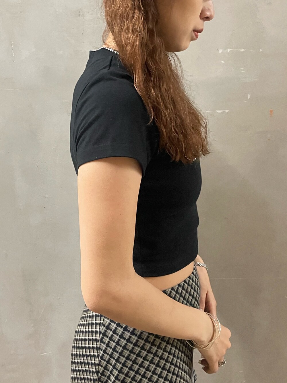 ブラック系のTシャツ/カットソー、ブルー系のスカート、ブラック系のサンダルを着用したレディースの夏コーディネートの5枚目の写真