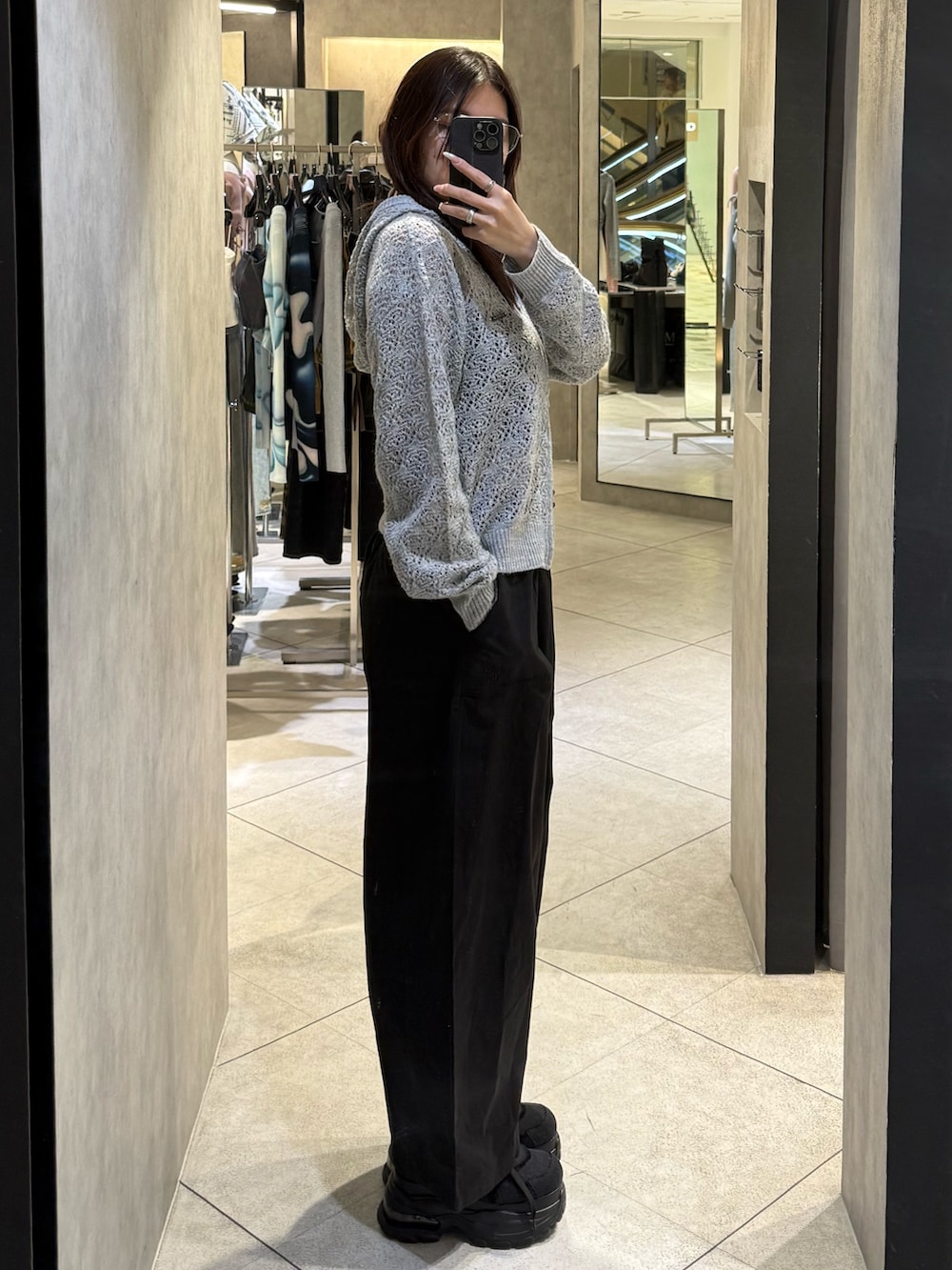 グレー系のパーカー、ブラック系のその他パンツ、ブラック系のスニーカーを着用したレディースの春コーディネートの2枚目の写真