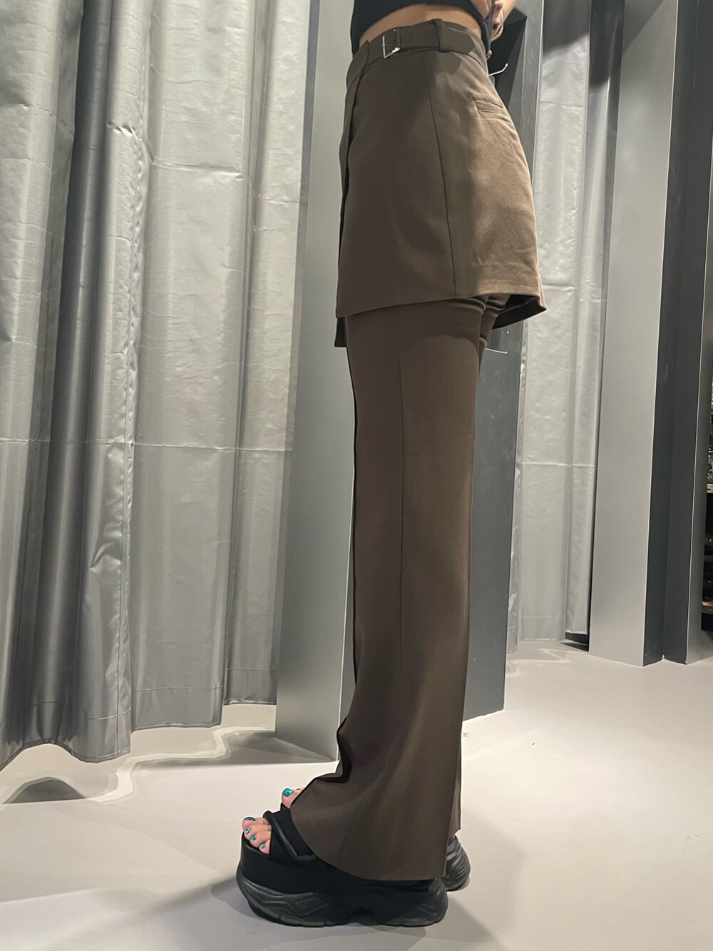 ブラック系のニット/セーター、ブラウン系のその他パンツ、ブラック系のサンダルを着用したレディースの夏コーディネートの7枚目の写真