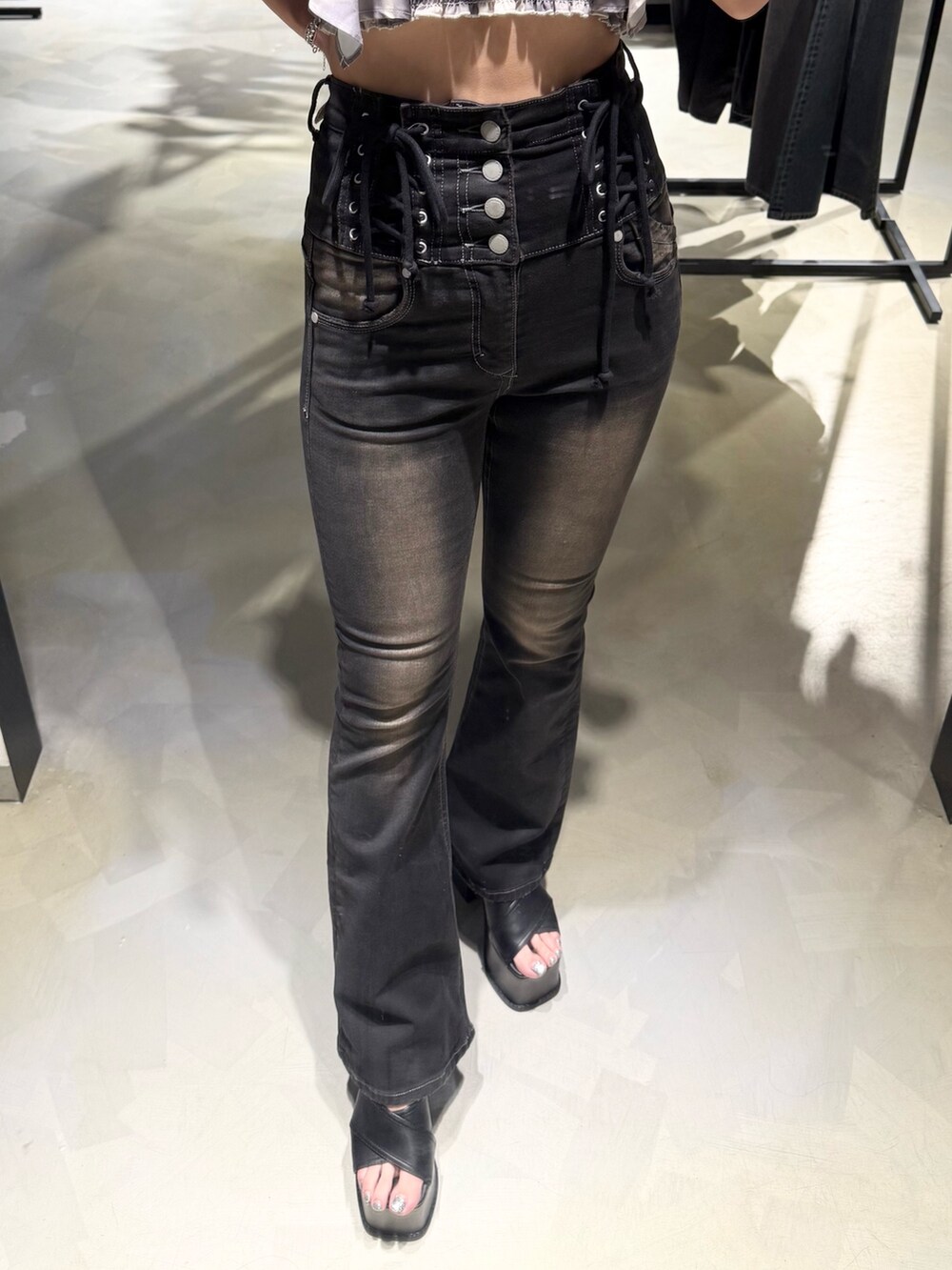 ベージュ系のTシャツ/カットソー、ブラック系のデニムパンツ、ブラック系のサンダルを着用したレディースの夏コーディネートの6枚目の写真