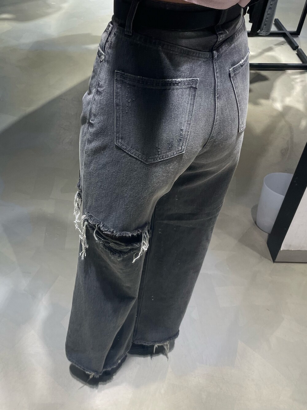 ピンク系のシャツ/ブラウス、ブラック系のデニムパンツ、ブラック系のパンプスを着用したレディースの春コーディネートの8枚目の写真