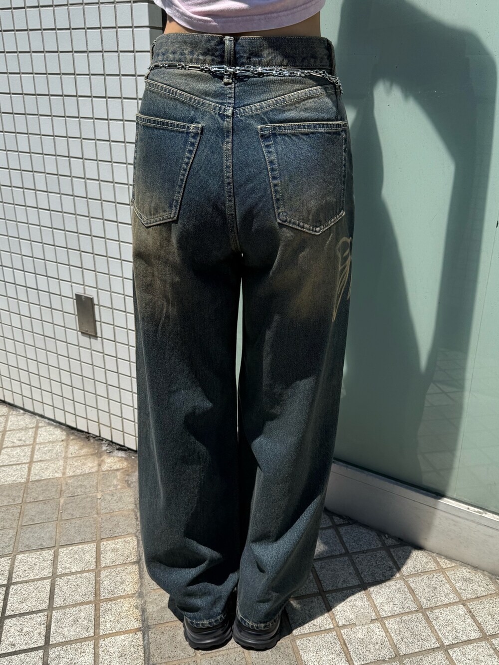 ピンク系のTシャツ/カットソー、ブルー系のデニムパンツ、ブラック系のショルダーバッグを着用したレディースの夏コーディネートの6枚目の写真